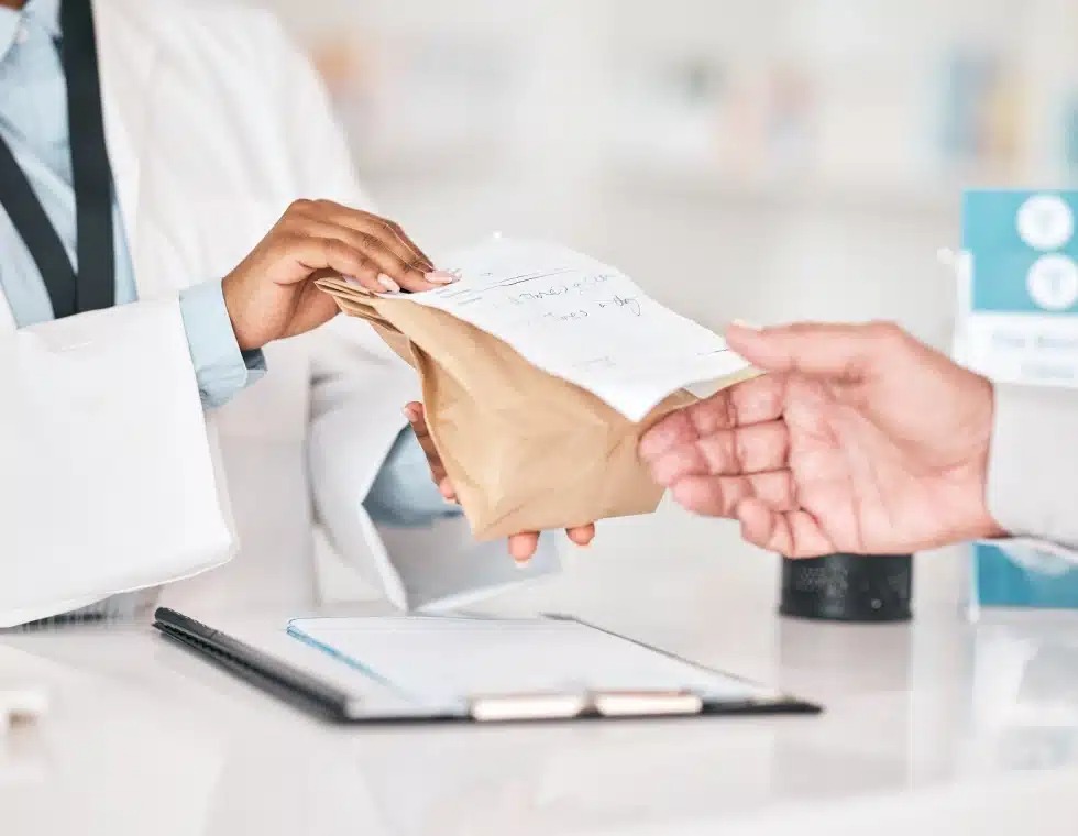 Atención farmacéutica con receta médica y entrega de tratamiento