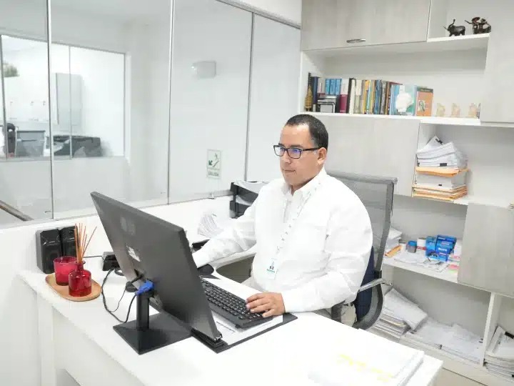Profesional farmacéutico en oficina moderna