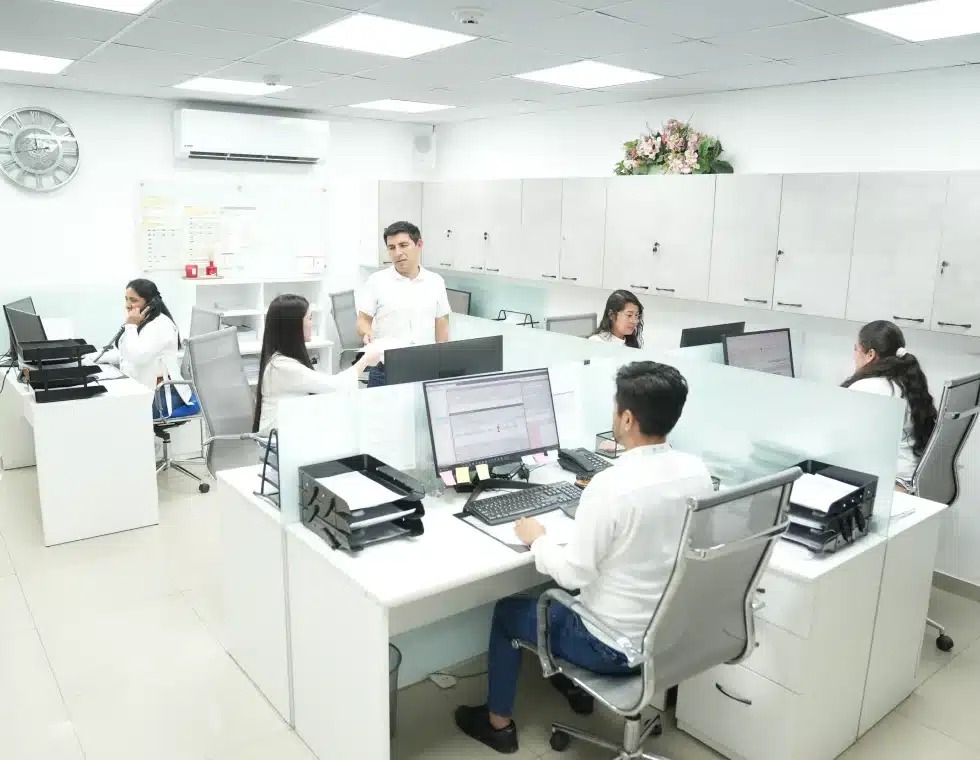 Equipo profesional en entorno corporativo enfocado en la distribución de medicamentos