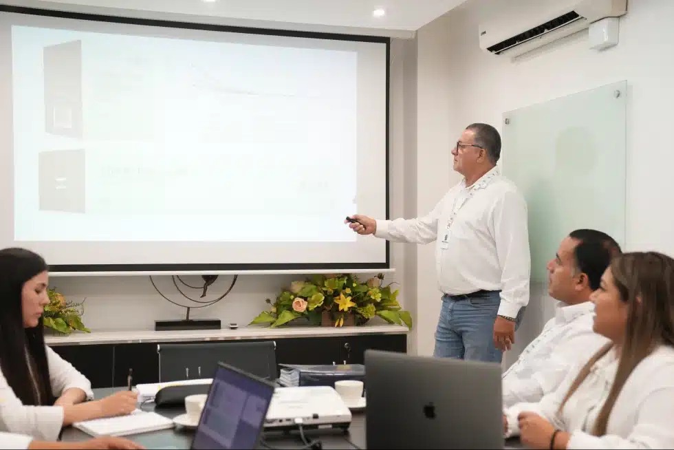 Reunión corporativa sobre estrategias en la industria farmacéutica