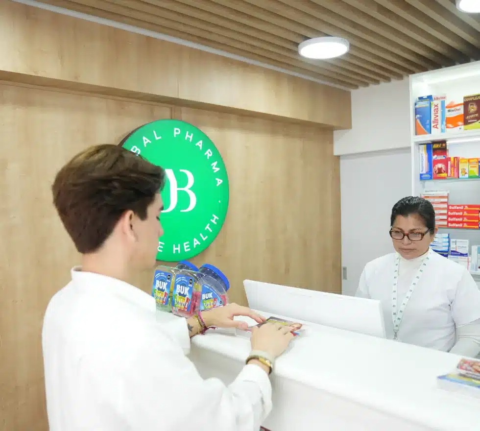 Atención al cliente en farmacia con productos médicos en exhibición