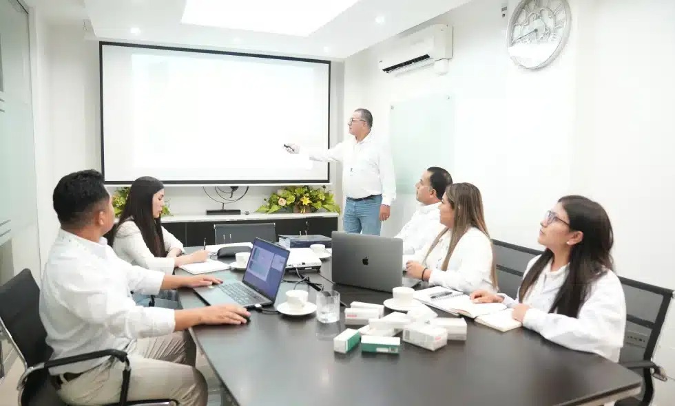 Equipo profesional en reunión estratégica dentro de empresas farmacéuticas