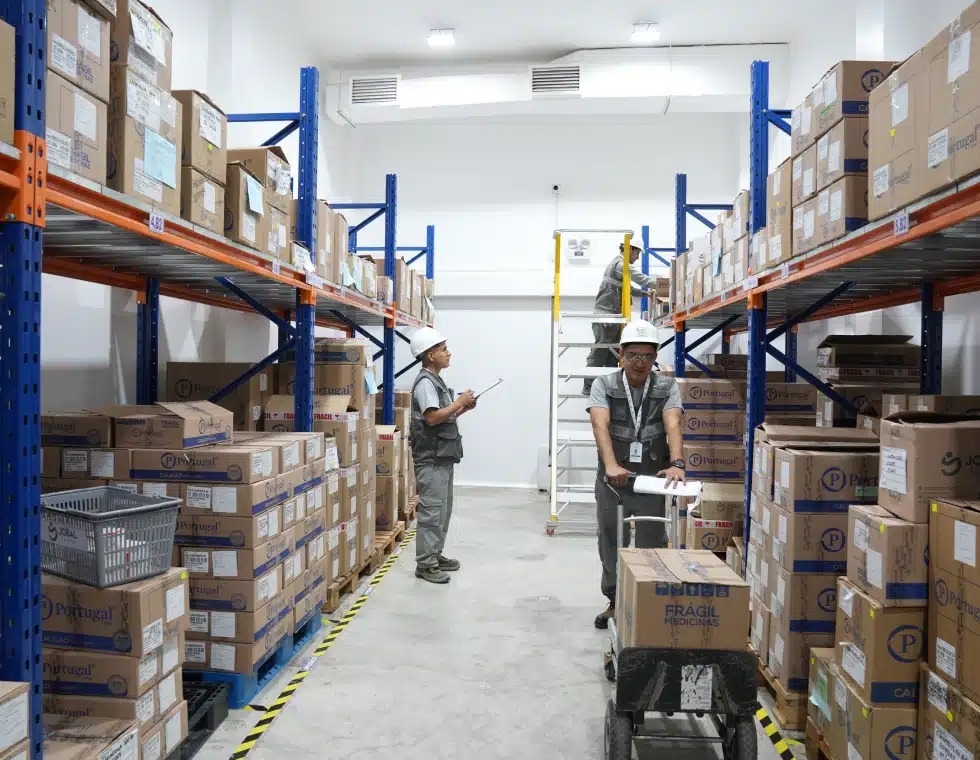 Personal capacitado supervisando el almacenamiento de productos farmacéuticos